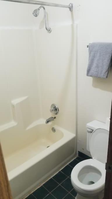 Hotel 2 Queen Beds Hotel Room 222 Wi-Fi Hot Tub Booking Stillwater Exterior foto