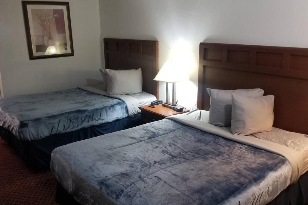 Hotel 2 Queen Beds Hotel Room 222 Wi-Fi Hot Tub Booking Stillwater Exterior foto