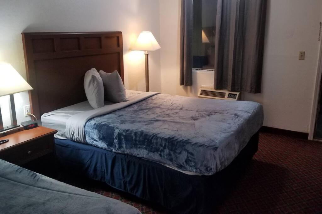 Hotel 2 Queen Beds Hotel Room 222 Wi-Fi Hot Tub Booking Stillwater Exterior foto